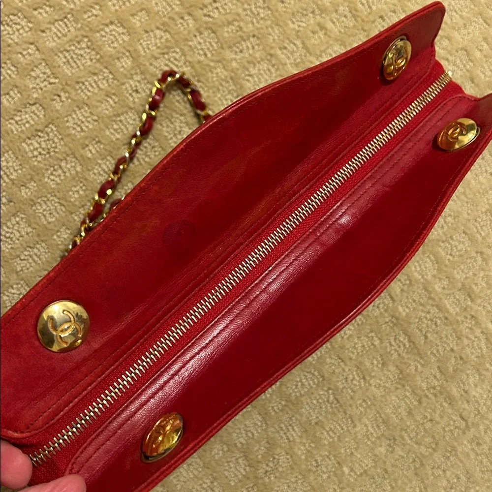 CHANEL Red Quilted Leather Shoulder Bag with Gold Chain